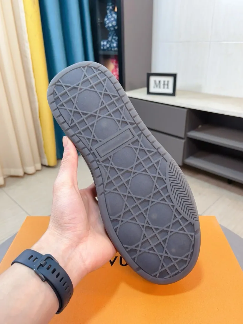 Men's shoes 💰438🌹🌹【LOUIS VUITTON】Same style on Louis Vuitton* official website🚹Men's high-top casual shoes❤️Same style as popular celebrities and big names ~ Best-selling at home and abroad Lv focuses on the checkerboard series...Imported first-layer cowhide with special fabrics➕Full sheep leather lining➕Brand-specific hollow outsole💎Produced by OEM The highest version🔍🔍Number of codes: 38-44,